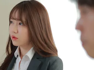 Một cô gái trẻ cao và xinh đẹp được mời đến khách sạn. Cô ấy cưỡi trên một người đàn ông mặc đồ lót gợi cảm, có kỹ năng quan hệ bằng miệng tuyệt vời và xuất tinh mà không cần bao cao su