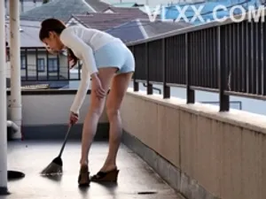 Cô gái xem phim khiêu dâm và thủ dâm: quan hệ tình dục mạnh bạo với bịt miệng